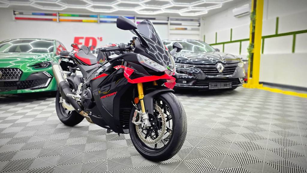 Infoliere cu ppf Aprilia RSV4 Factory in Bucuresti