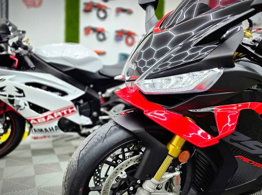 Aprilia RSV4 Factory si Yamaha R6 in atelierul ED's Detailing Garage din Bucuresti