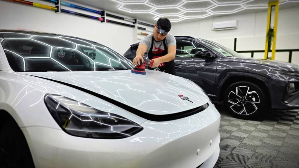 Polish auto profesional capota tesla in Bucuresti 