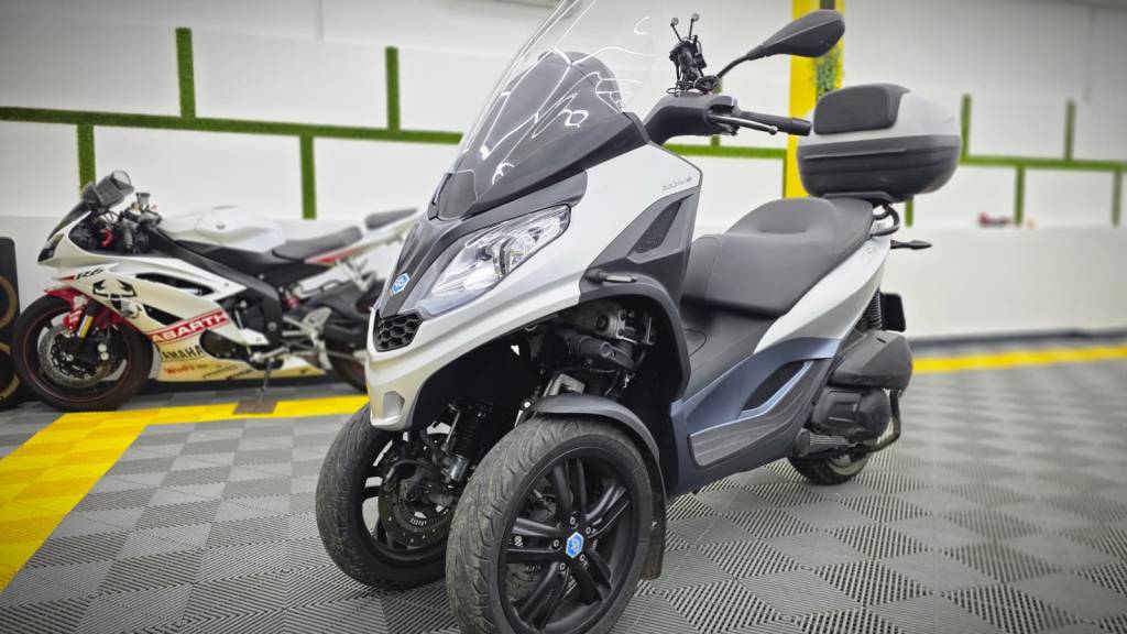 Scuter Piagio protejat cu folie PPF iar pe partea din spate are aplicat protectie ceramica in Bucuresti