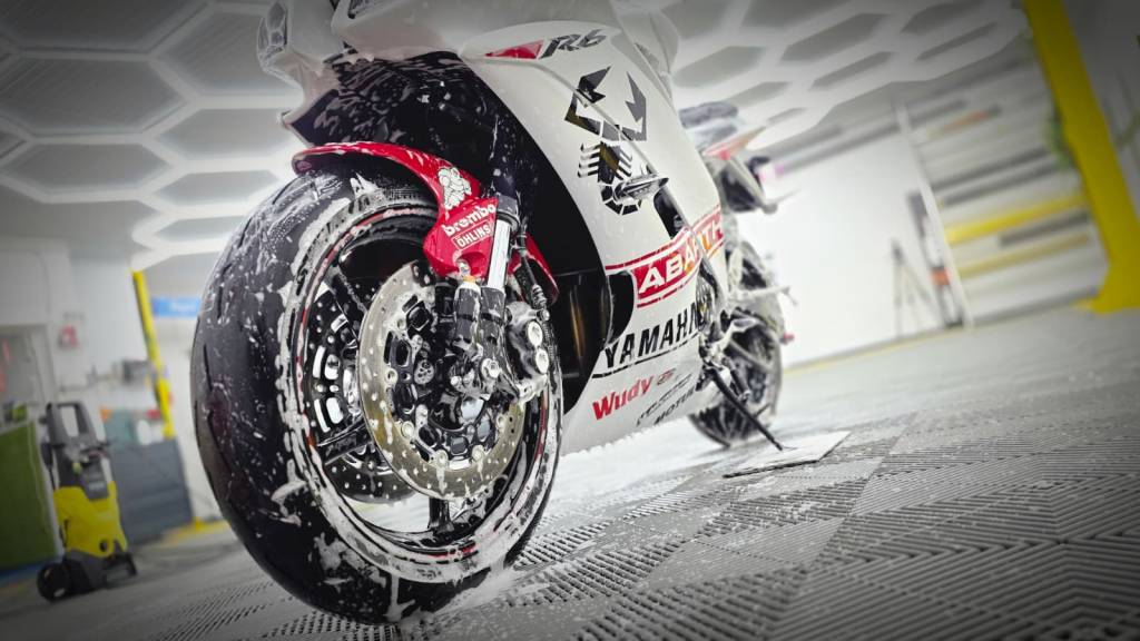 Decontaminare motocicleta inainte de aplicare protectie in Bucuresti