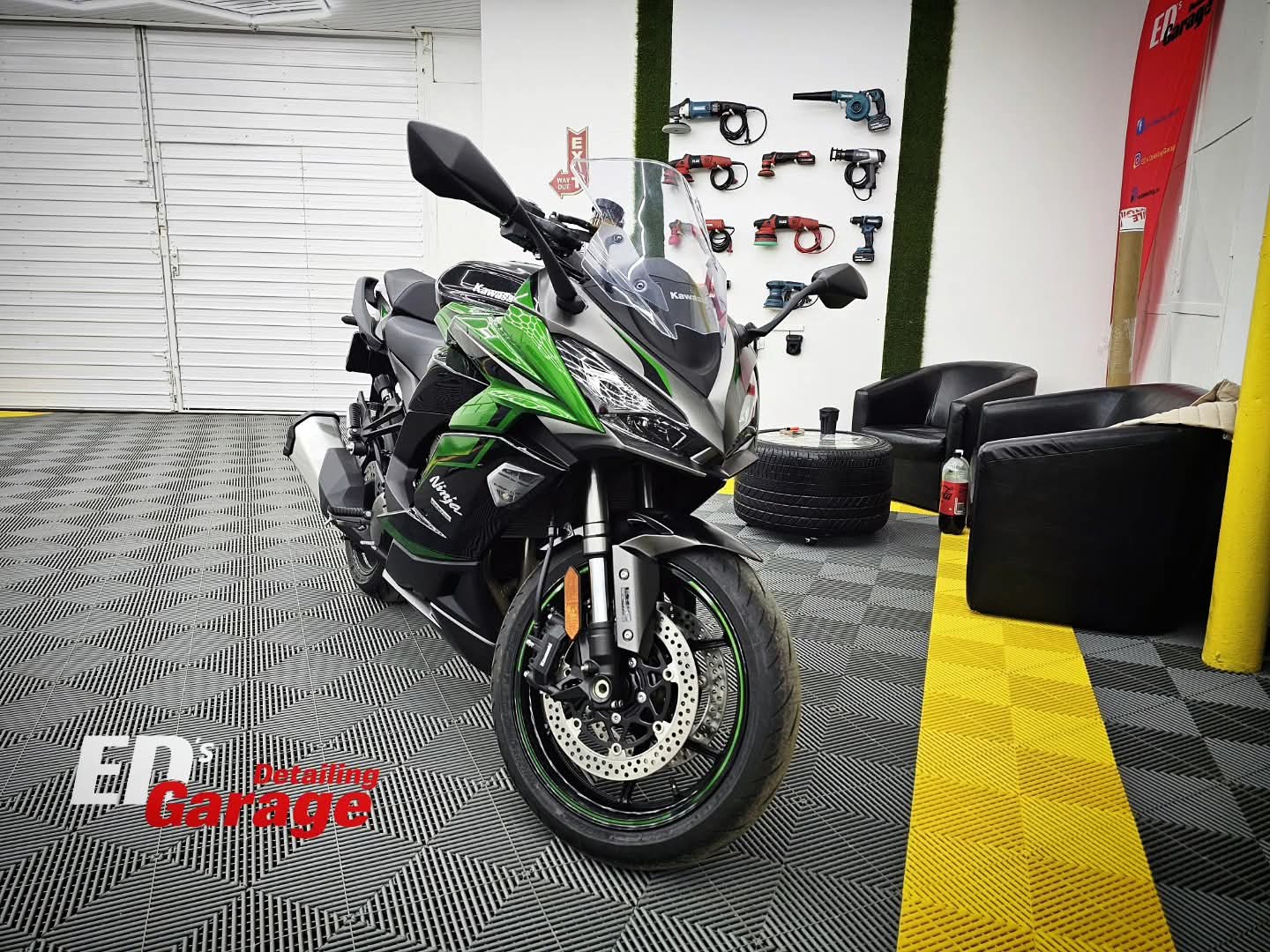 Aplicare folie PPF lucioasa pe motocicletă Kawasaki în București