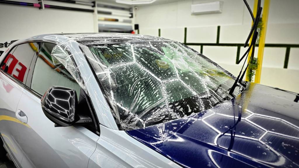 Montare folie de protectie ppf pe parbriz in Bucuresti