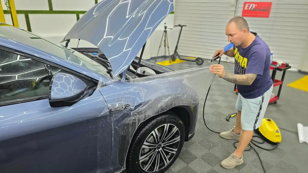 Montaj profesional folie PPF pe aripa unui BYD în atelierul ED's Detailing Garage din București