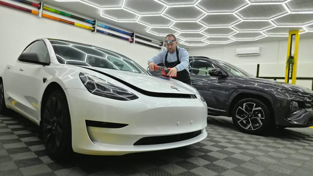 Eliminare zgârieturi prin polish auto profesional la ED's Detailing Garage București