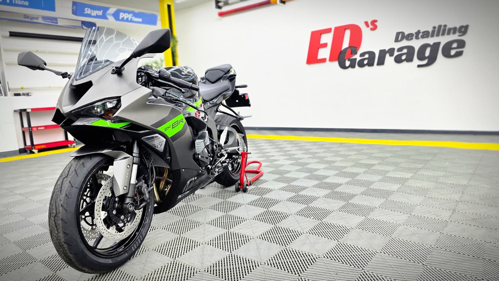 Motocicleta Kawasaki infoliata total cu folie ppf in Bucuresti