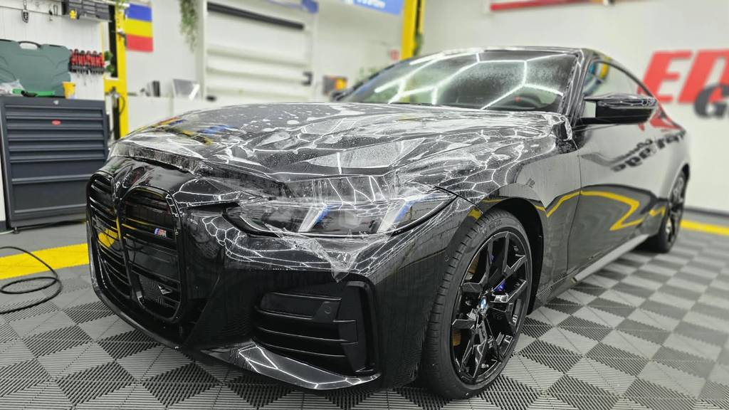 Aplicare folie PPF pe partea frontală a unui BMW M în atelierul ED's Detailing Garage din București