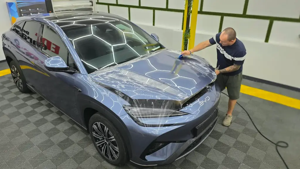 Aplicare folie PPF pe un BYD nou în atelierul ED's Detailing Garage din București