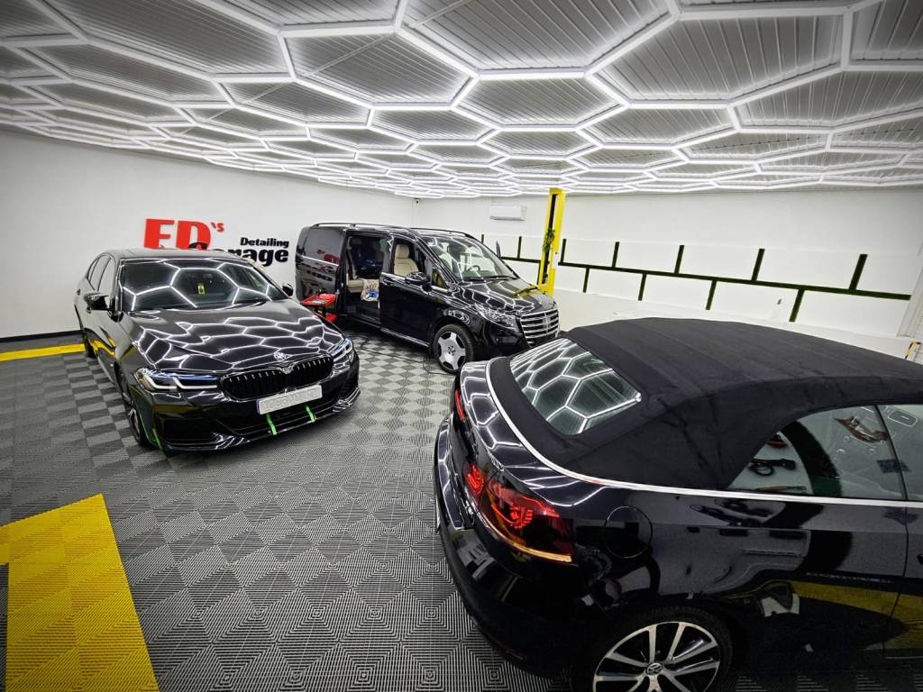 Polish auto profesional pentru masini negre in Bucuresti