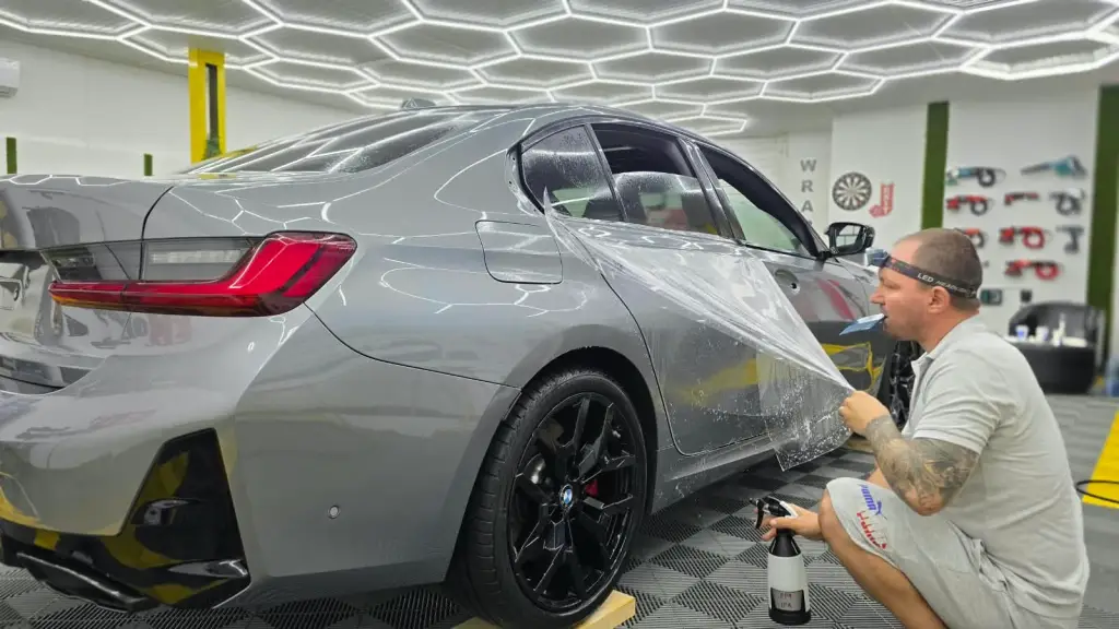 Aplicare folie PPF transparentă pe BMW Seria 3 în atelierul ED’s Detailing Garage din București