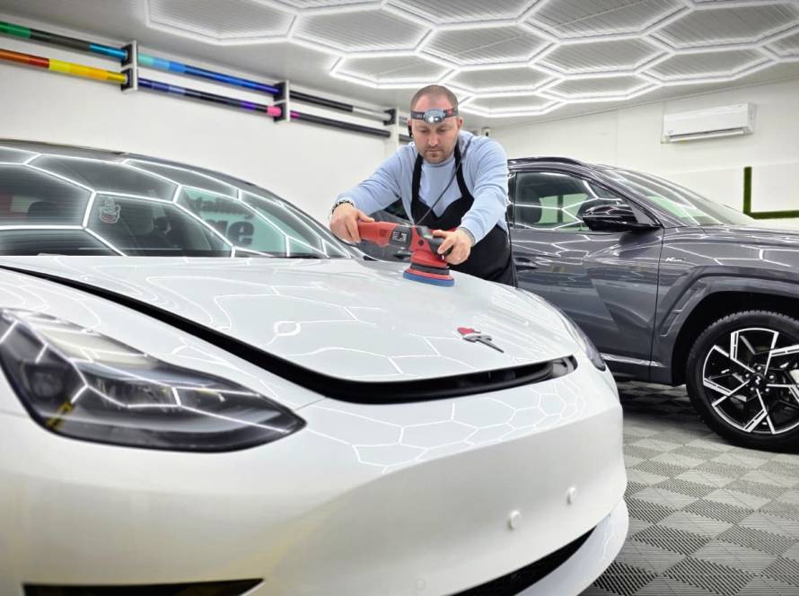 Polish profesional Tesla in Bucuresti
