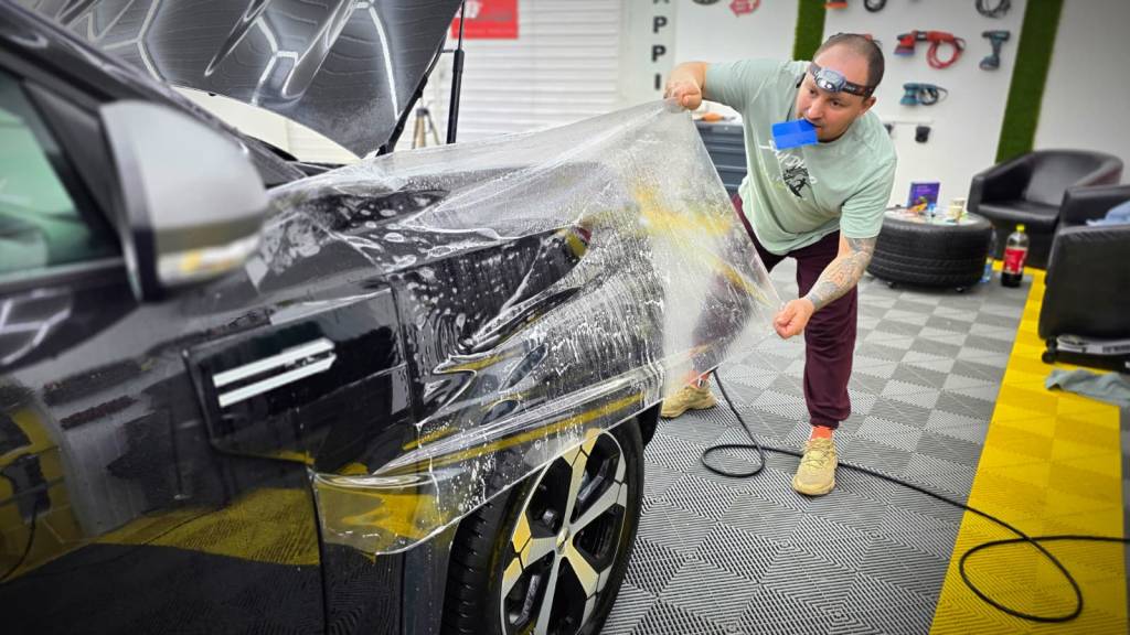 Montare profesionala folie ppf pe aripa Dacia Bugster noua in Bucuresti