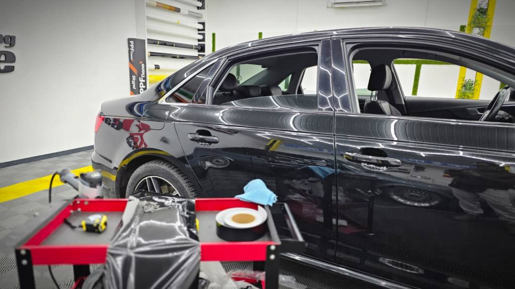 Infoliere rame cromate uși cu colant negru lucios