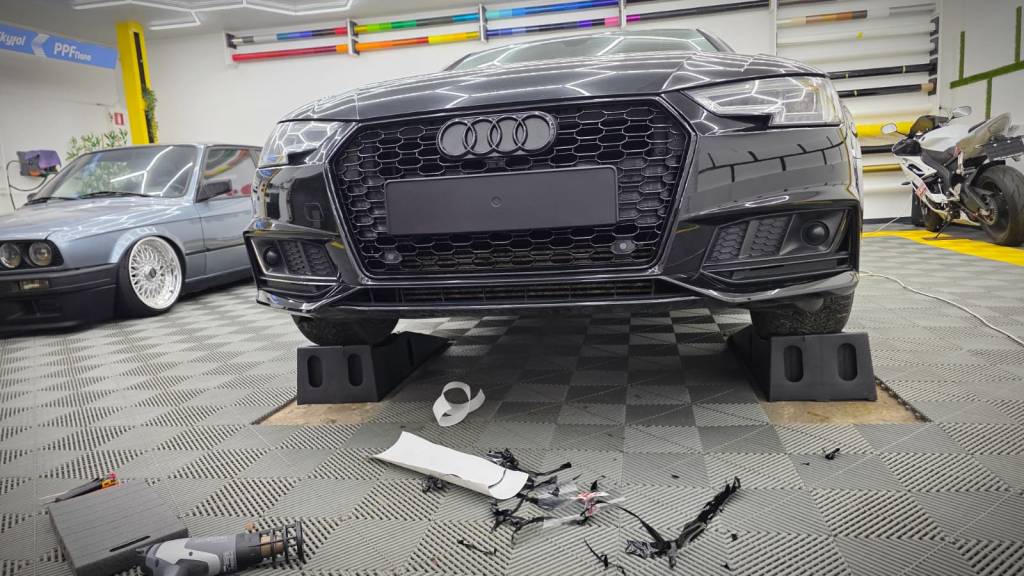 Colantare cu colant negru lucios elemente bara față