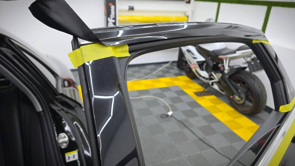 Colantare ramă ușă cu colant negru lucios în București