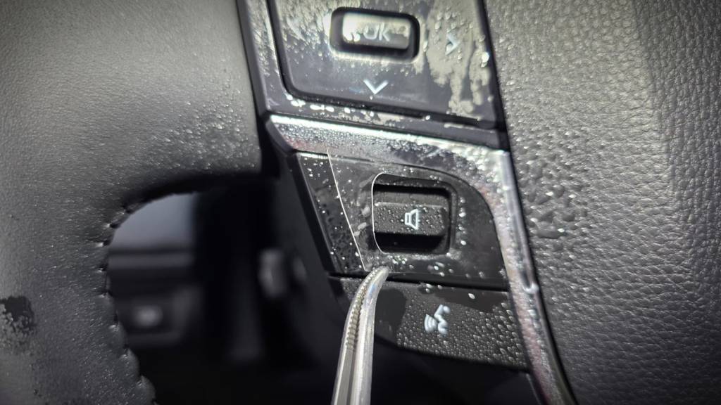 Aplicare in detaliu folie pretaiata ppf pe elemente lucioase volan in Bucuresti