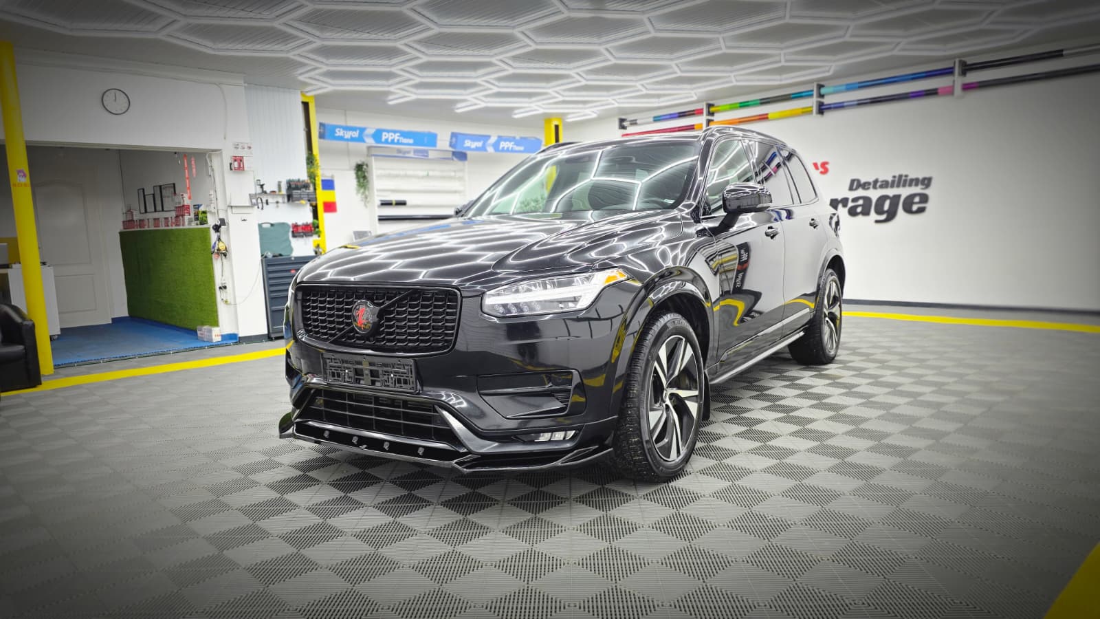 Lucrare realizată: montaj lip față Maxton Design Volvo XC90 în București