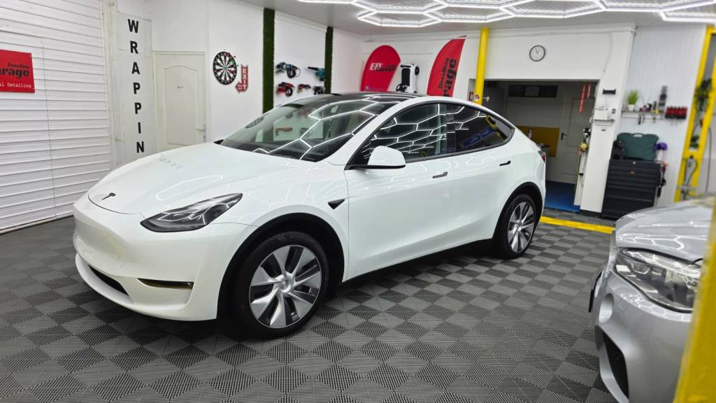 Polish auto profesional Tesla in Bucuresti