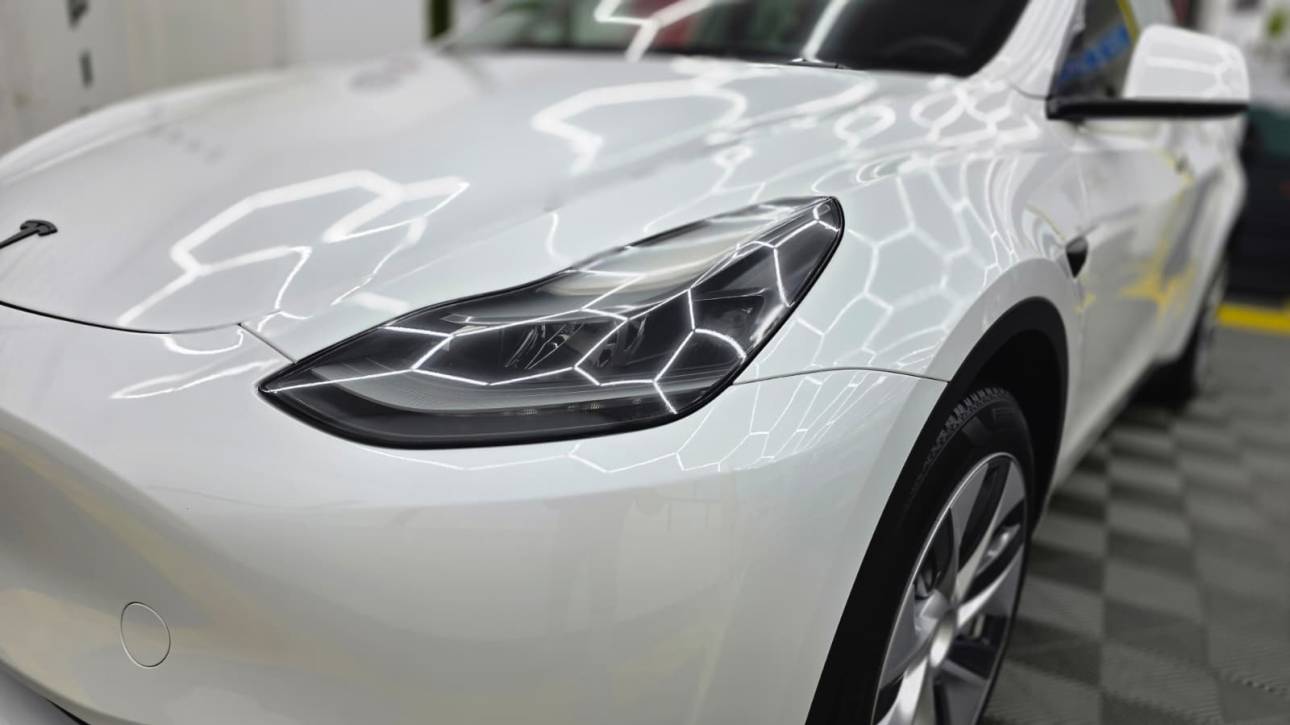 Tesla infoliata cu folie PPF premium in Bucuresti